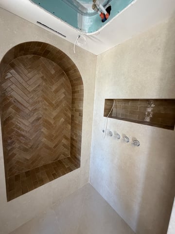 Pose de carrelage zellige sous une arche en plâtre à Fréjus, calepinage millimétré par RJM Rénovation