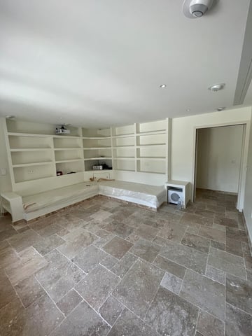 Bibliothèque en placo sur-mesure enduite et peinte ton crème velours dans le Var, finition haut de gamme RJM Rénovation