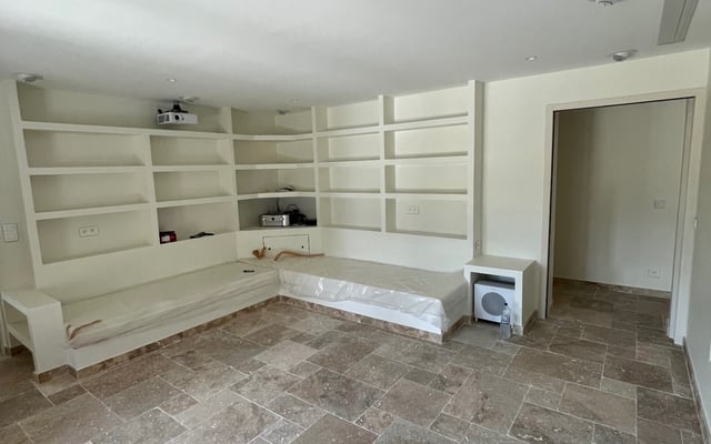 Bibliothèque en placo peinte ton crème velours par RJM Rénovation