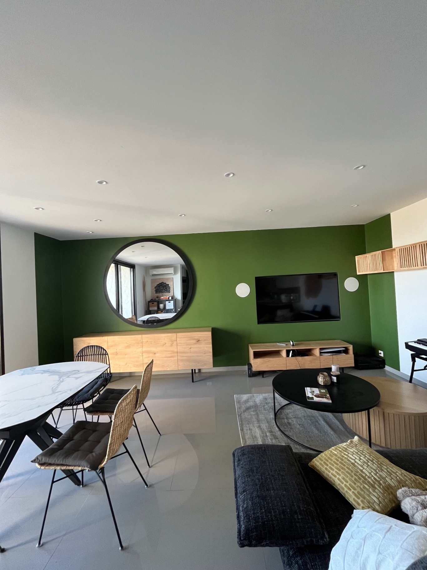 Peinture décorative d'un mur d'accent vert profond dans un salon à Saint-Raphaël, finition mate haut de gamme