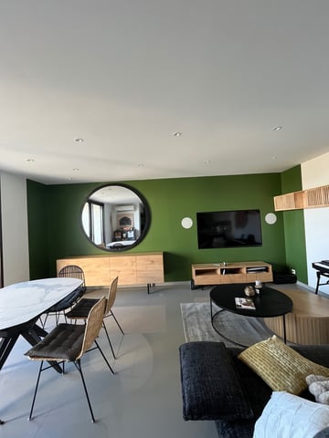 Peinture décorative d'un mur d'accent vert profond dans un salon à Saint-Raphaël, finition mate haut de gamme