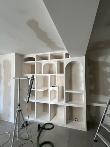 Arches et niches en placo enduites au plâtre avant peinture, chantier RJM Rénovation Var