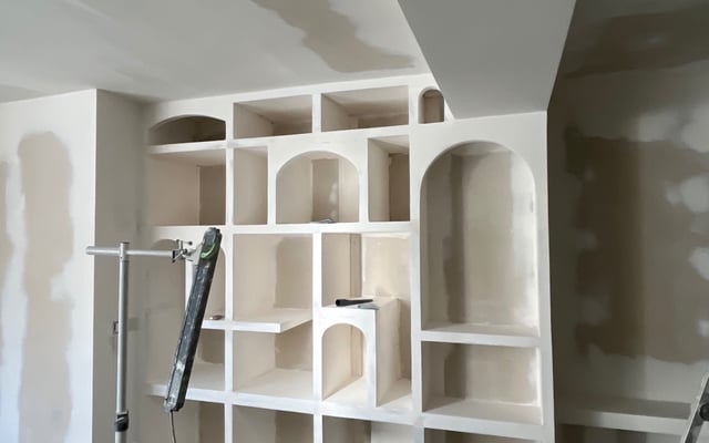 Arches et niches enduites au plâtre avant peinture, chantier RJM Rénovation