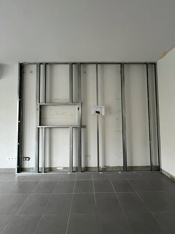 Ossature métallique placo avec rails et montants au cordeau et réservations TV et prises anticipées, chantier Var