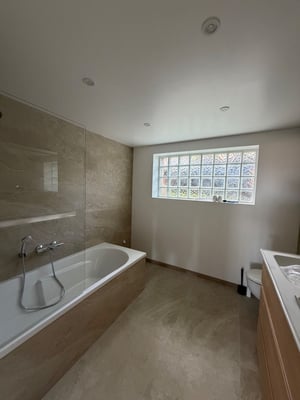 Salle de bain carrelée dans les tons beige par RJM Rénovation
