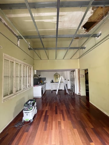 Plafond suspendu en placo avec ossature, isolation phonique et spots encastrés réalisé dans le Var par RJM Rénovation
