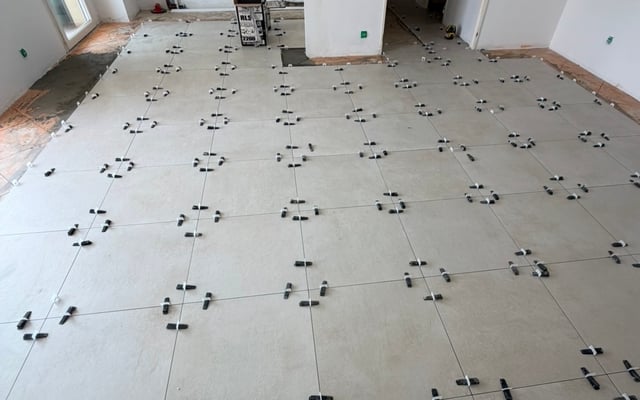 Pose de carrelage grand format avec croisillons autonivelants par RJM Rénovation