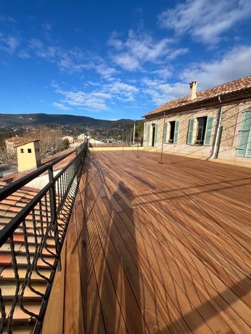 Terrasse en lames de bois exotique posée par RJM Rénovation dans le Var, vue panoramique sur les collines