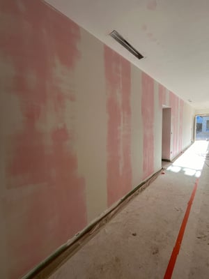 Couloir avec enduit de lissage poncé avant mise en peinture par RJM Rénovation