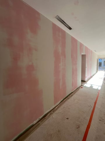 Couloir en cours de rénovation dans le Var avec bandes, enduit garnissant et enduit de lissage avant peinture