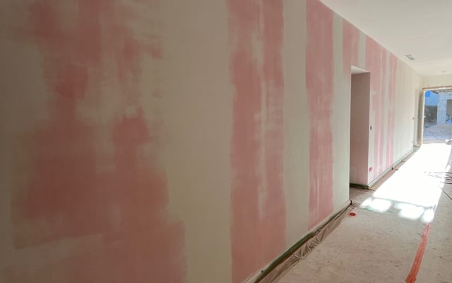 Couloir avec enduit de lissage poncé avant mise en peinture par RJM Rénovation