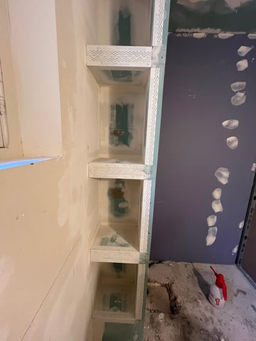 Traitement des bandes et enduits sur angles placo avec Strait-Flex Wet-Stick dans le Var par RJM Rénovation