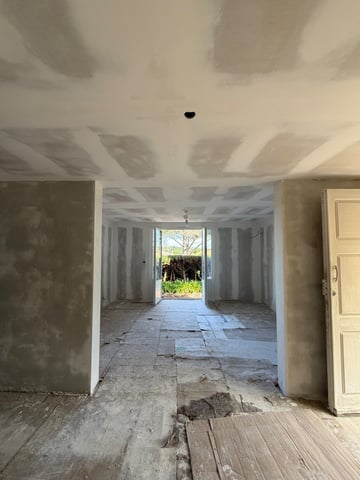 Faux-plafond placo lisse avec doublages muraux et ouvertures retravaillées dans un couloir du Var