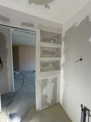 Doublage placo et niches sur-mesure dans un couloir avec angles vifs et enduits poncés, chantier RJM Rénovation Var