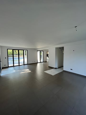 Peinture haut de gamme d'un salon à Saint-Raphaël : murs et plafond finition mate veloutée par RJM Rénovation