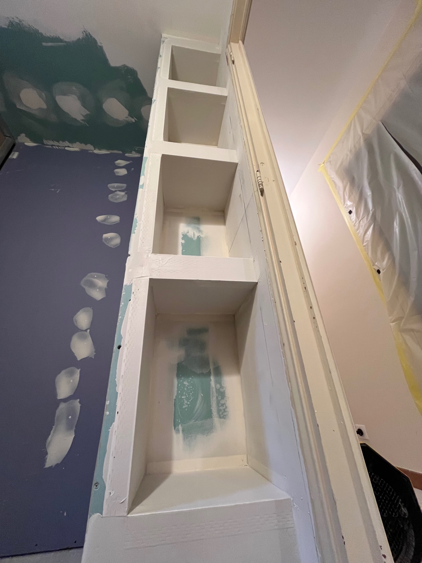 Niches placo sur-mesure peintes dans un salon du Var, colonne intégrée et bandes invisibles par RJM Rénovation