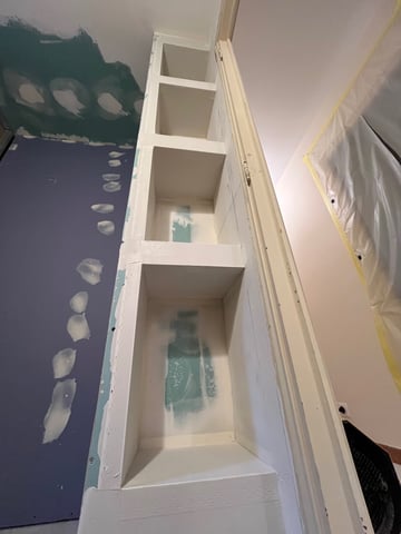 Niches placo sur-mesure peintes dans un salon du Var, colonne intégrée et bandes invisibles par RJM Rénovation