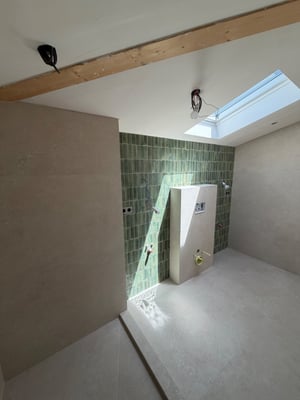 Carrelage mural vert posé dans une pièce d'eau par RJM Rénovation