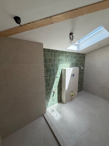 Faïence verte sur-mesure posée dans une salle de bain à Fréjus, jeu de lumière et de matière par RJM Rénovation