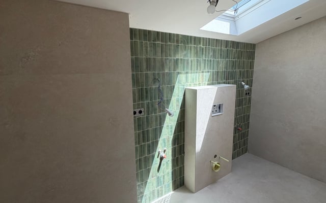 Carrelage mural vert posé dans une pièce d'eau par RJM Rénovation