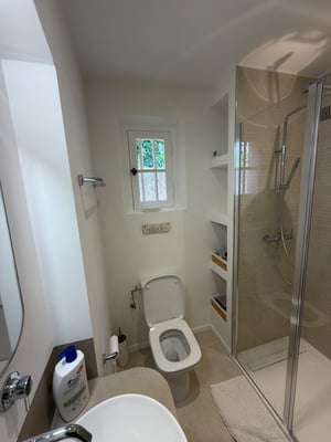 Salle de bain blanche entièrement carrelée par RJM Rénovation