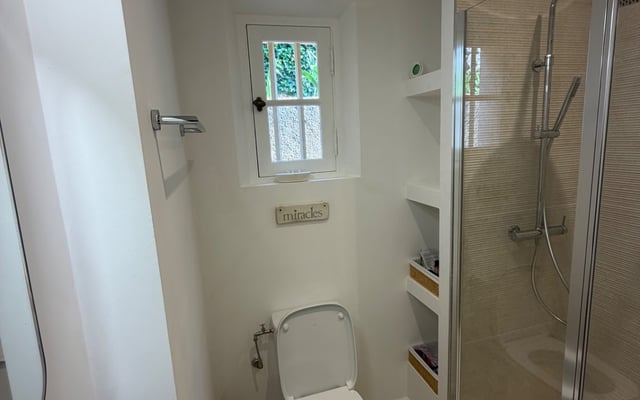 Salle de bain blanche entièrement carrelée par RJM Rénovation