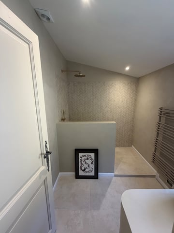 Douche à l'italienne carrelage chevron avec joints fins et écoulement encastré dans le Var