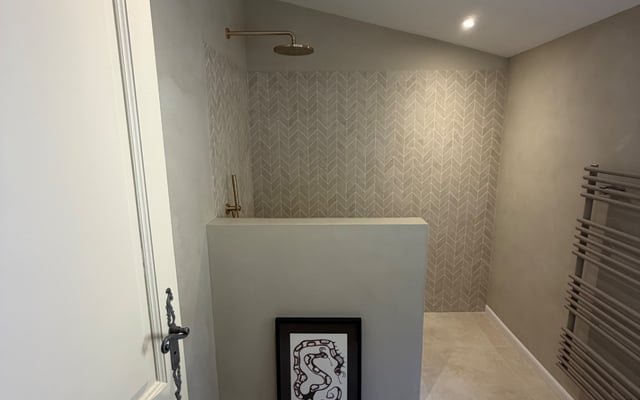 Douche à l'italienne en carrelage chevron réalisée par RJM Rénovation