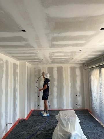Application de peinture intérieure au pistolet airless pour un voile régulier sur murs et plafonds, Var
