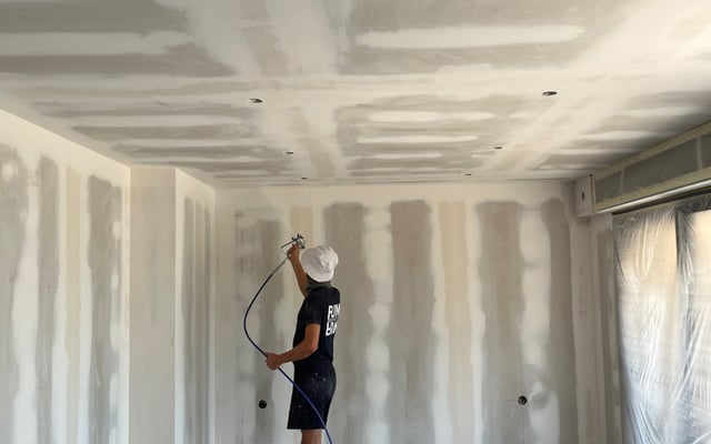 Application de peinture au pistolet airless par RJM Rénovation