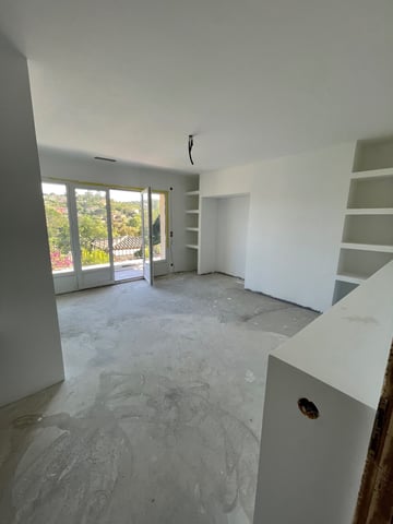 Salon avec vue mer à Saint-Raphaël, enduit pelliculaire et peinture blanche satinée par RJM Rénovation