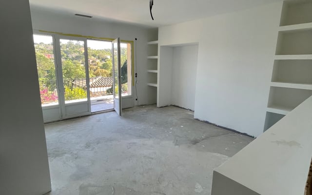 Salon vue mer peint en blanc satiné après enduit pelliculaire par RJM Rénovation