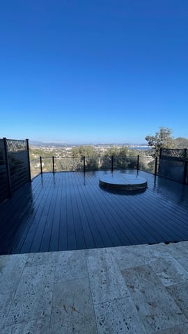 Terrasse en bois avec finition saturateur noir contemporaine et vue mer, posée dans le Var par RJM Rénovation