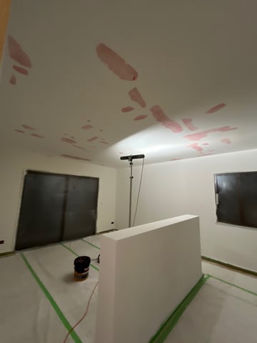 Reprises ciblées d'enduit sur plafond avec ponçage fin avant peinture, chantier RJM Rénovation Var