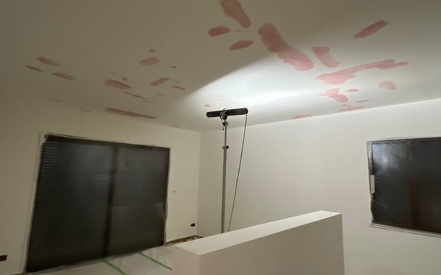 Plafond enduit et poncé avant peinture par RJM Rénovation